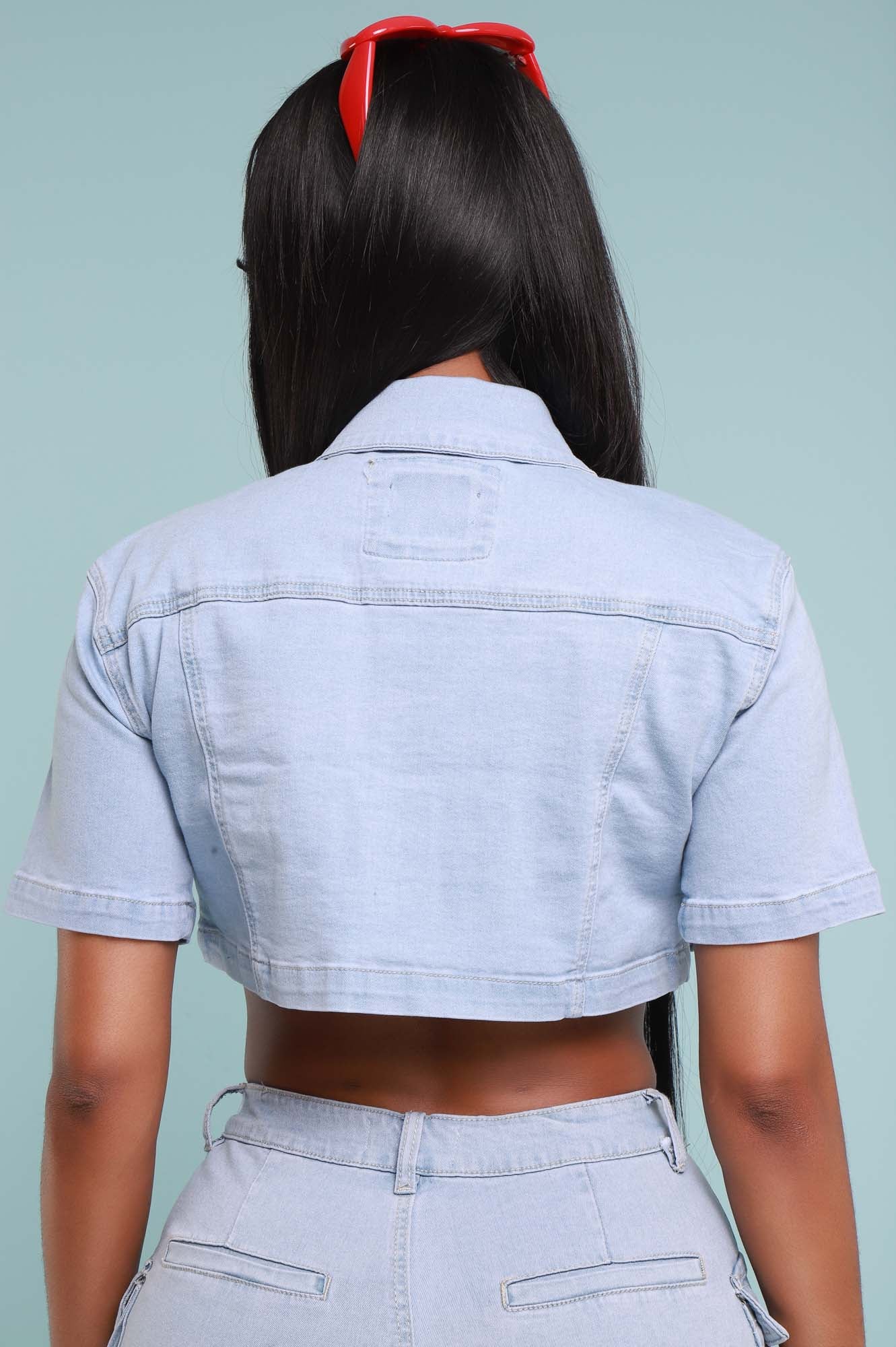 A Short Sleeve Denim Jacket is the Best Layering Piece - Posh in